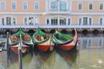 Aveiro - Tre moliceiros davanti la vecchia Capitaneria di Porto