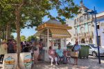 Aveiro - Un chiosco di Ovos Moles nel Jardim do Rossio