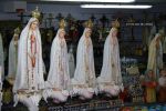 Fatima - Statue della Madonna in un negozio di souvenirs