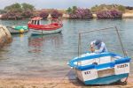 Fuseta - Un marinaio ripara la sua barca