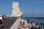 Lisbona - Monumento alle Scoperte sul Tago, sullo sfondo il Ponte 25 de Abril