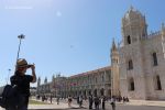 Lisbona - Una turista fotografa il Mosteiro dos Jerónimos