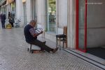 Lisbona - Un lustrascarpe al Rossio