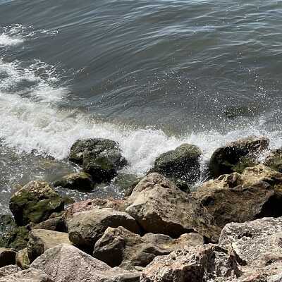 Foto normale al mare mosso senza l'effetto del movimento dell'acqua scattata con un iPhone
