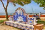 Olhao - Una caratteristica panchina con azulejos a tema religioso sul lungomare