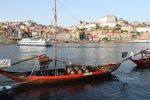 Porto - Caratteristica barca con le botti di vino Porto sul Douro