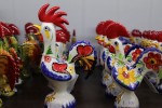 Tipico gallo portoghese in ceramica in un negozio di souvenir