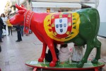 Mucca con i colori del Portogallo davanti ad un negozio CR7