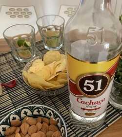 Come si fa la caipirihna, il famoso cocktail brasiliano a base di cachaca?