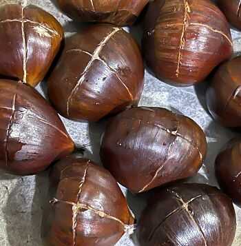 Castagne cotte nella friggitrice ad aria, croccanti fuori e morbide dentro