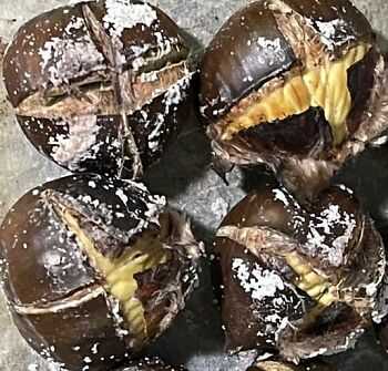 Castagne cotte nella friggitrice ad aria, croccanti fuori e morbide dentro