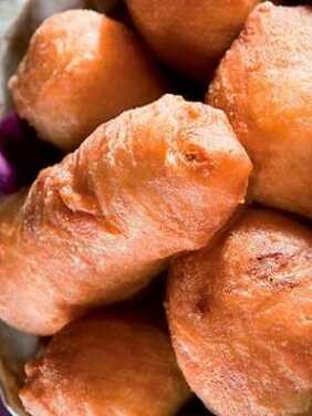 Crispelle siciliane con ricotta e acciughe, tipico fast-food di Catania